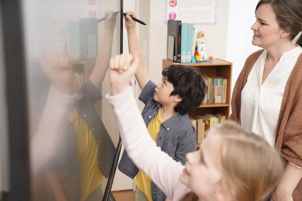 לוח חכם מסך מגע אינטראקטיבי לכיתה - כתיבה חלקה עם טכנולוגיית מגע עדינה במיוחד