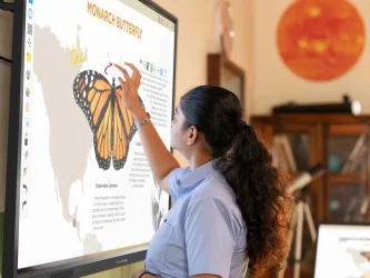 לוח חכם לכיתה - מסך מגע אינטראקטיבי בחיבור למחשב | לוח תצוגה אינטראקטיבית לכיתות הדרכה ולחדרי ישיבות